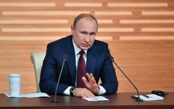 Putin əsəbiləşdi, qələmini atdı